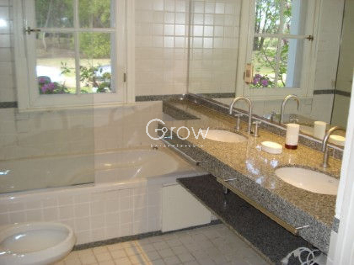 Casa ID.3609 - Venta de casa en Laguna Blanca 4 dormitorios