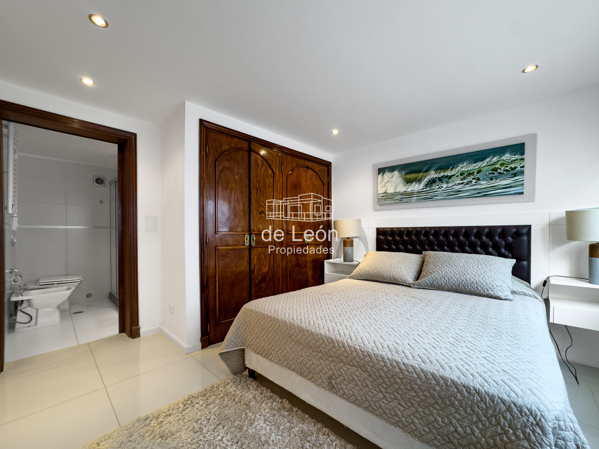 Apartamento ID.15025 - Apartamento a la venta  6 dormitorios en el Puerto de Punta del Este,  Peninsula  