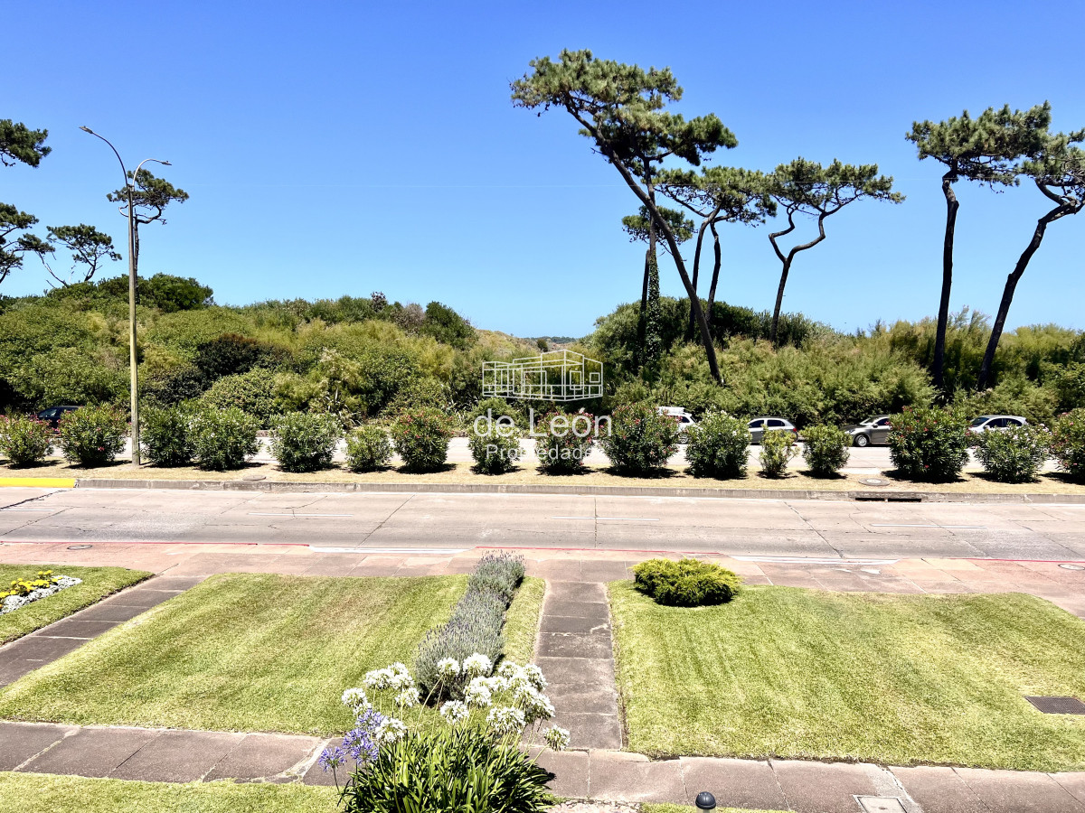 Apartamento ID.15160 - Alquiler apartamento 2 dormitorios mas dependencia de servicio en Playa Mansa, Punta del Este 