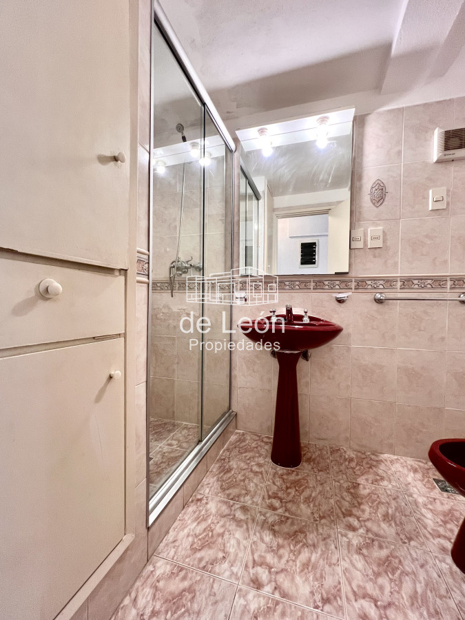 Apartamento ID.15160 - Alquiler apartamento 2 dormitorios mas dependencia de servicio en Playa Mansa, Punta del Este 