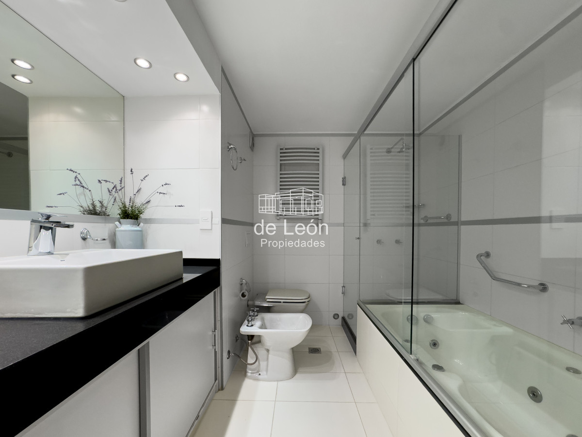Apartamento ID.15025 - Apartamento a la venta  6 dormitorios en el Puerto de Punta del Este,  Peninsula  