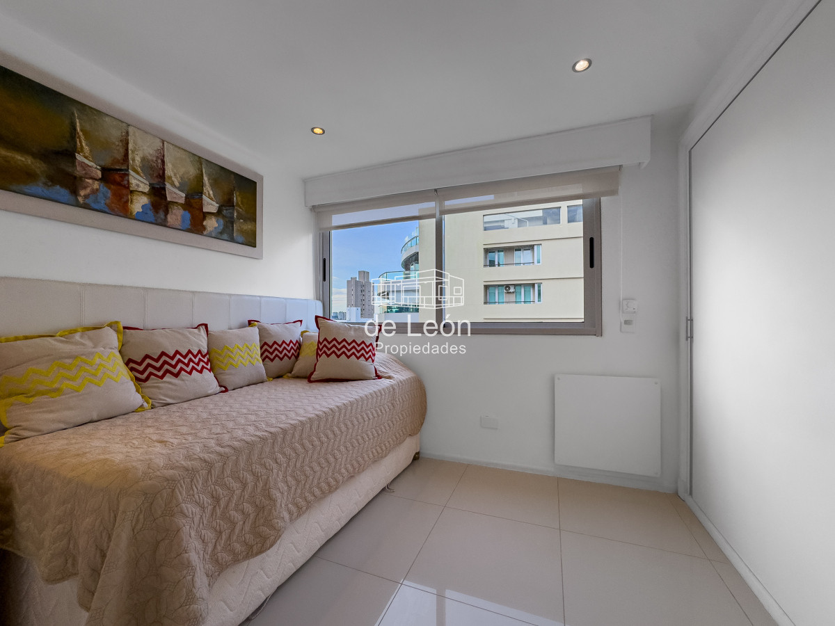 Apartamento ID.15025 - Apartamento a la venta  6 dormitorios en el Puerto de Punta del Este,  Peninsula  