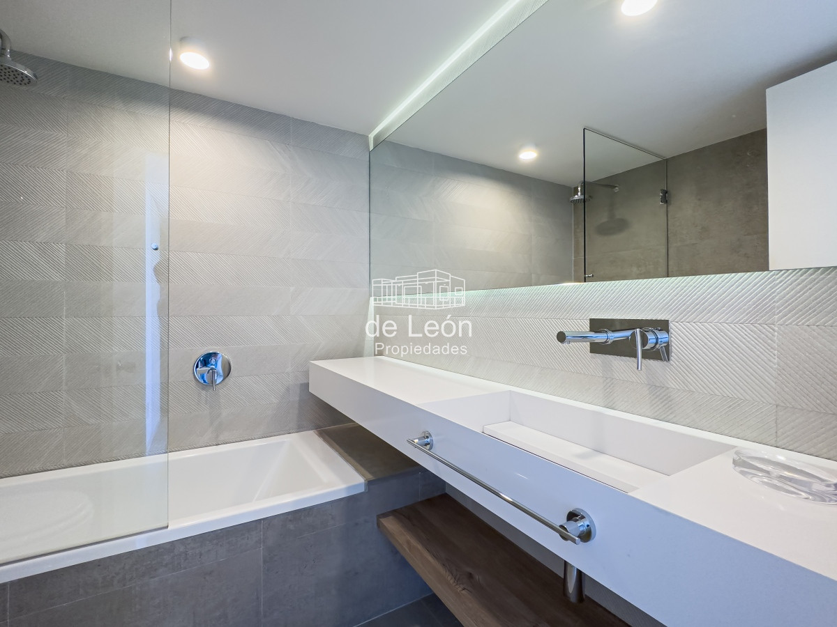 Apartamento ID.15026 - Venta apartamento 4 dormitorio en  Playa Brava, frente al mar 