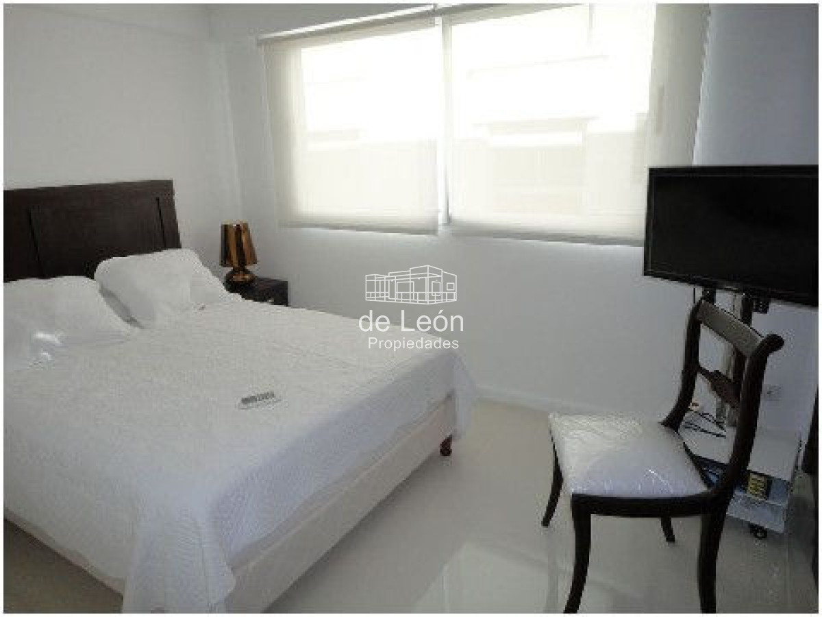 Apartamento ID.15025 - Apartamento a la venta  6 dormitorios en el Puerto de Punta del Este,  Peninsula  