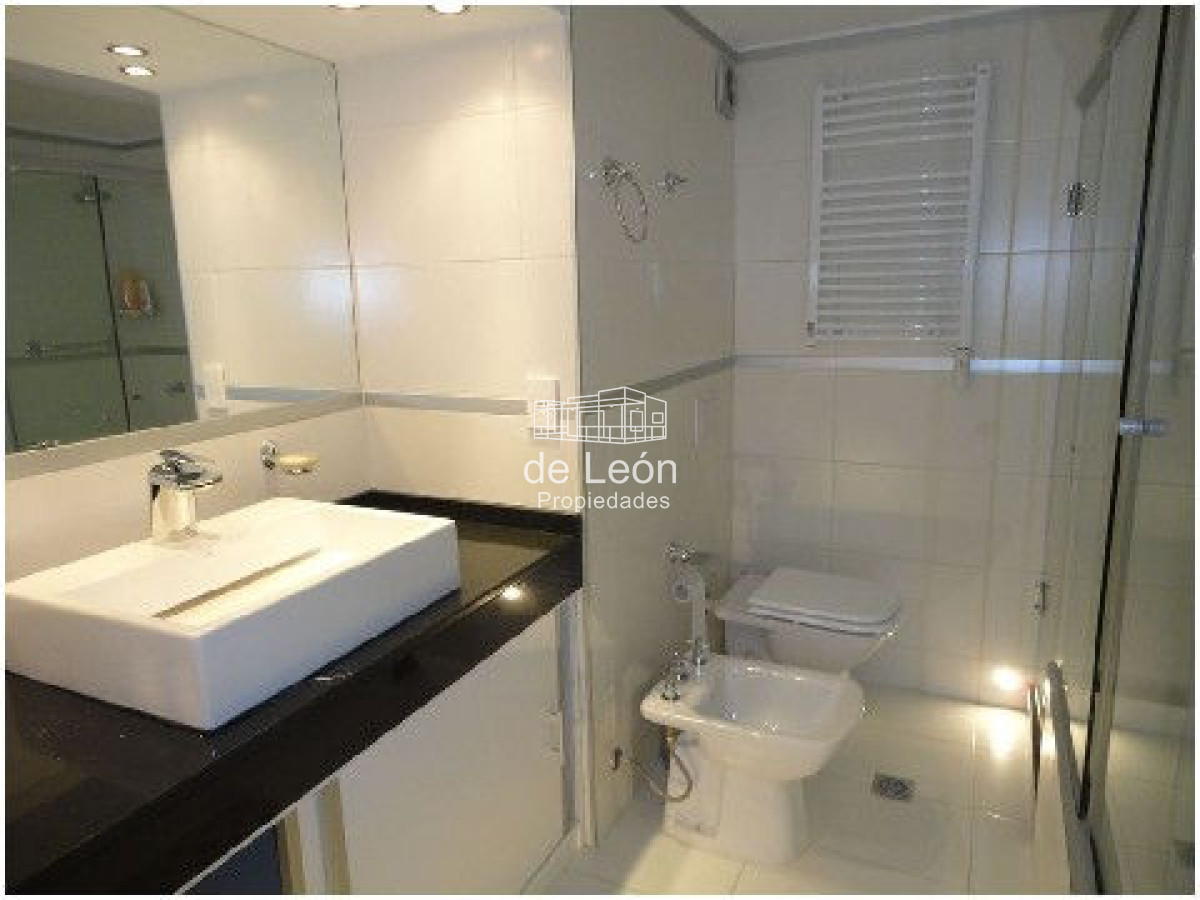 Apartamento ID.15025 - Apartamento a la venta  6 dormitorios en el Puerto de Punta del Este,  Peninsula  