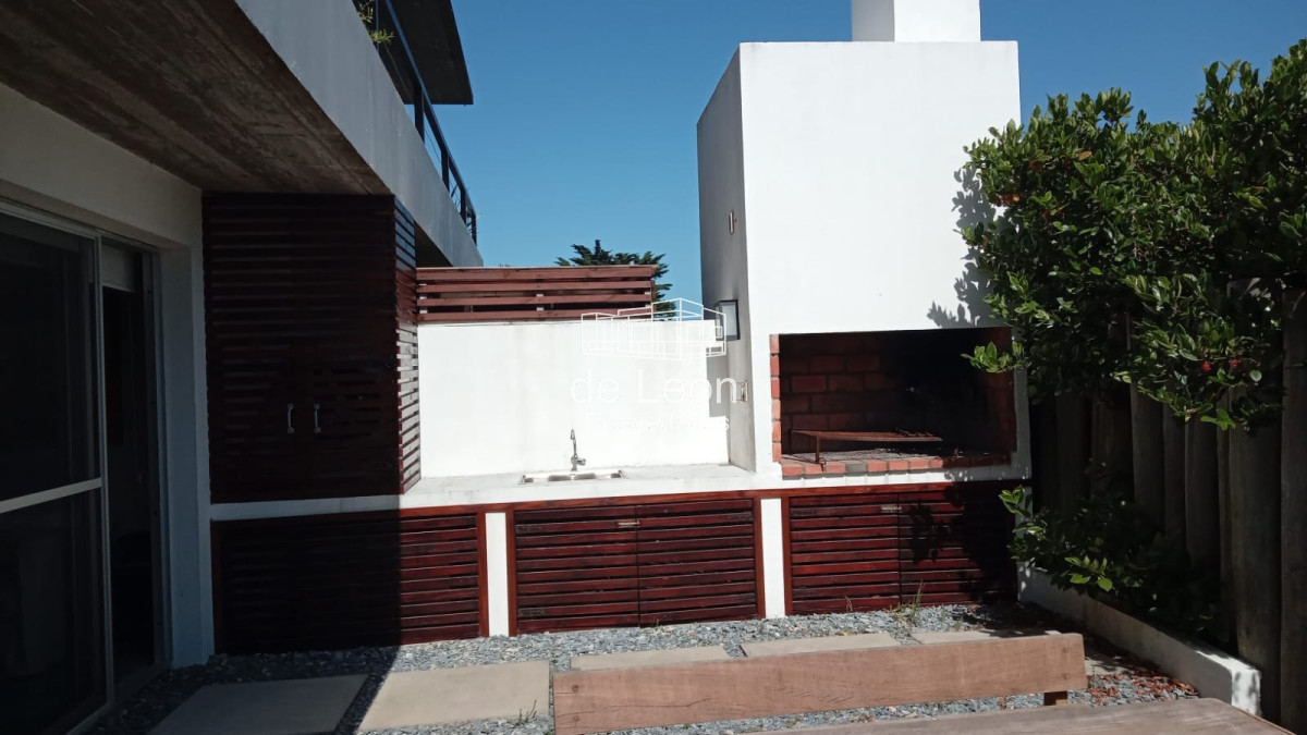 Apartamento ID.15040 - Alquiler  apartamento de 3 dormitorios en Manantiales 