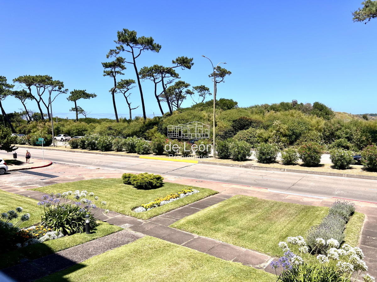 Apartamento ID.15160 - Alquiler apartamento 2 dormitorios mas dependencia de servicio en Playa Mansa, Punta del Este 