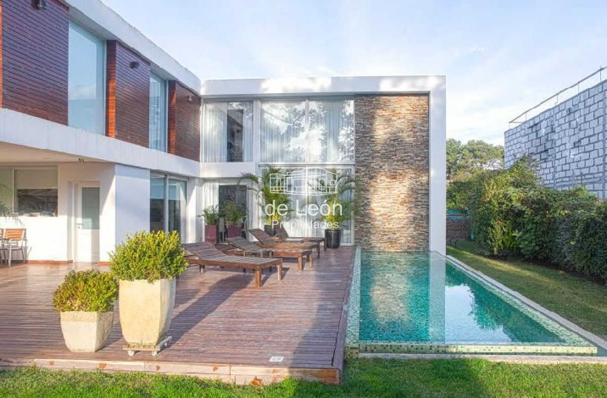 Casa ID.15047 - Venta casa 3 dormitorios en Playa Mansa , Barrio Privado Boulevard Park 