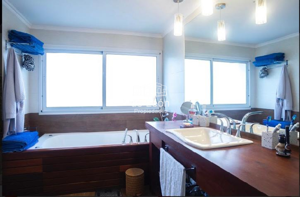 Casa ID.15047 - Venta casa 3 dormitorios en Playa Mansa , Barrio Privado Boulevard Park 