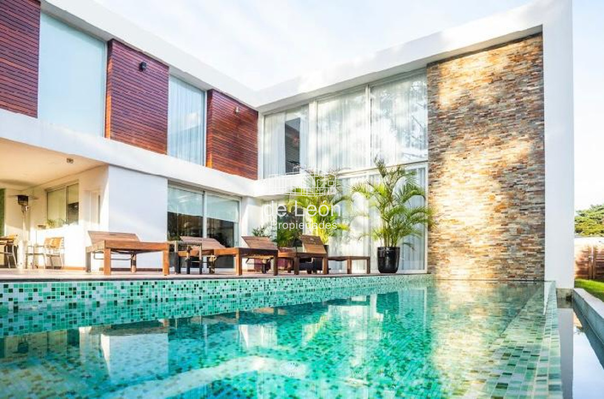 Casa ID.15047 - Venta casa 3 dormitorios en Playa Mansa , Barrio Privado Boulevard Park 