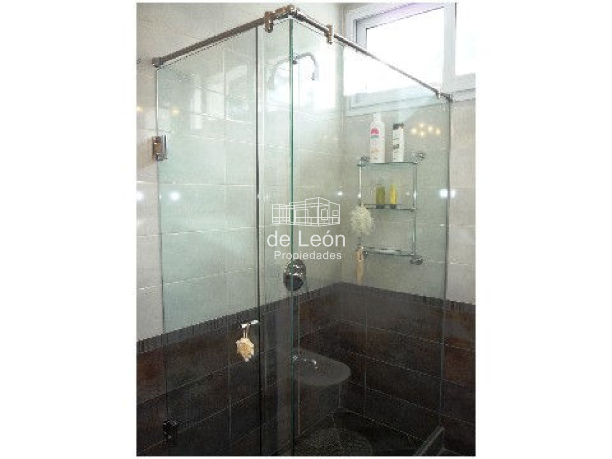 Casa ID.15048 - Venta casa ubicada en Barrio  Privado  Playa Mansa, 4 dormitorios 