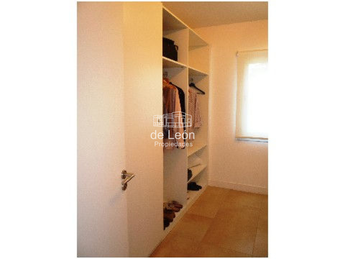 Casa ID.15048 - Venta casa ubicada en Barrio  Privado  Playa Mansa, 4 dormitorios 