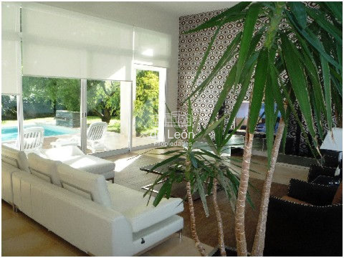 Casa ID.15048 - Venta casa ubicada en Barrio  Privado  Playa Mansa, 4 dormitorios 
