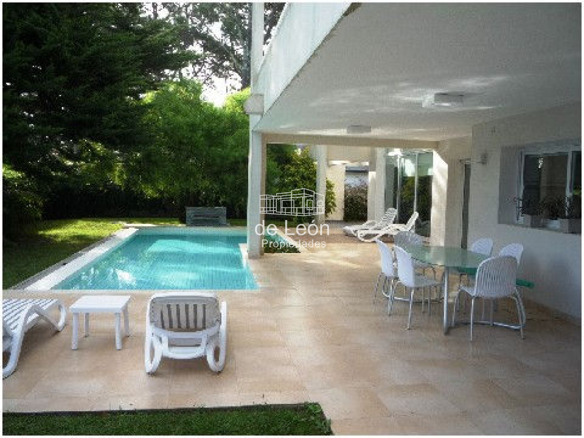 Casa ID.15048 - Venta casa ubicada en Barrio  Privado  Playa Mansa, 4 dormitorios 