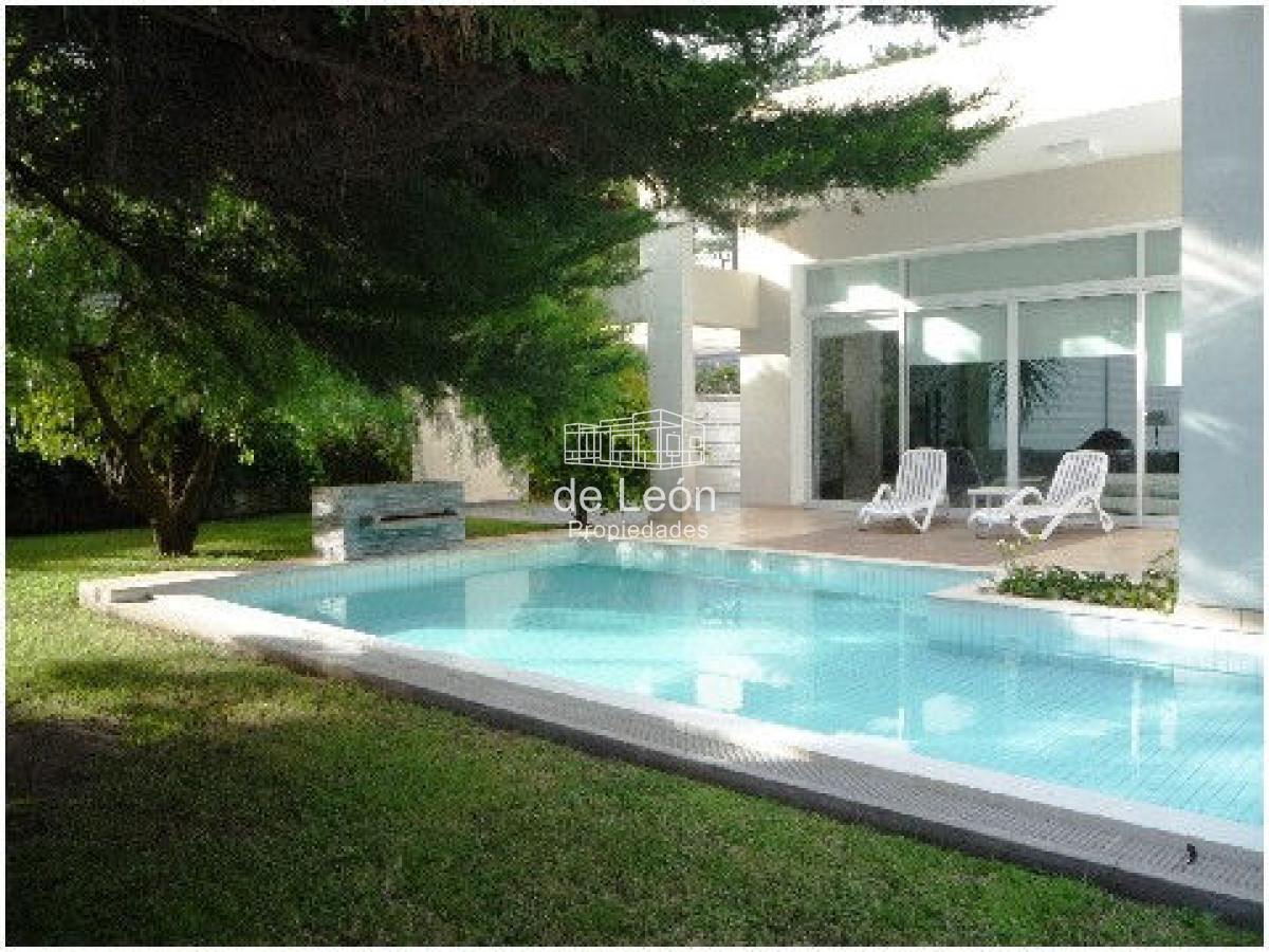 Casa ID.15048 - Venta casa ubicada en Barrio  Privado  Playa Mansa, 4 dormitorios 