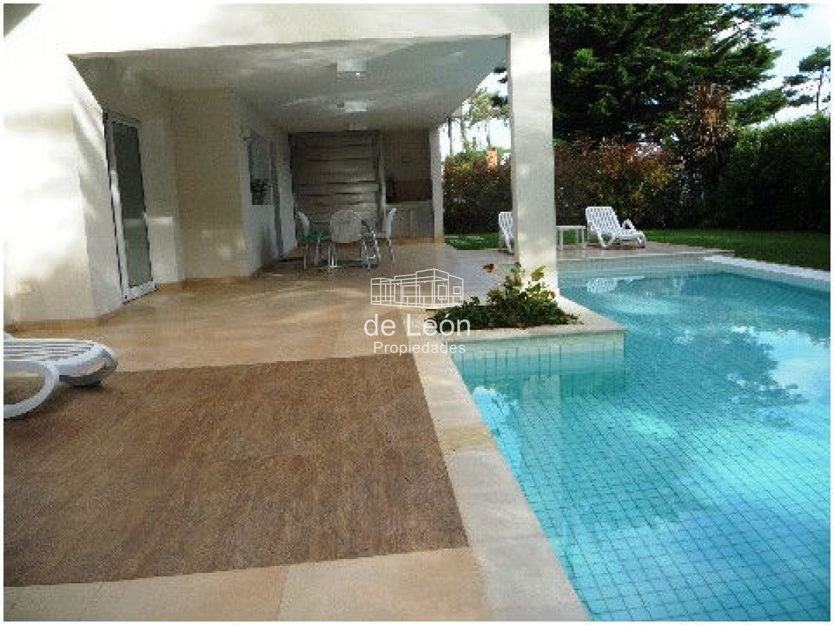 Casa ID.15048 - Venta casa ubicada en Barrio  Privado  Playa Mansa, 4 dormitorios 