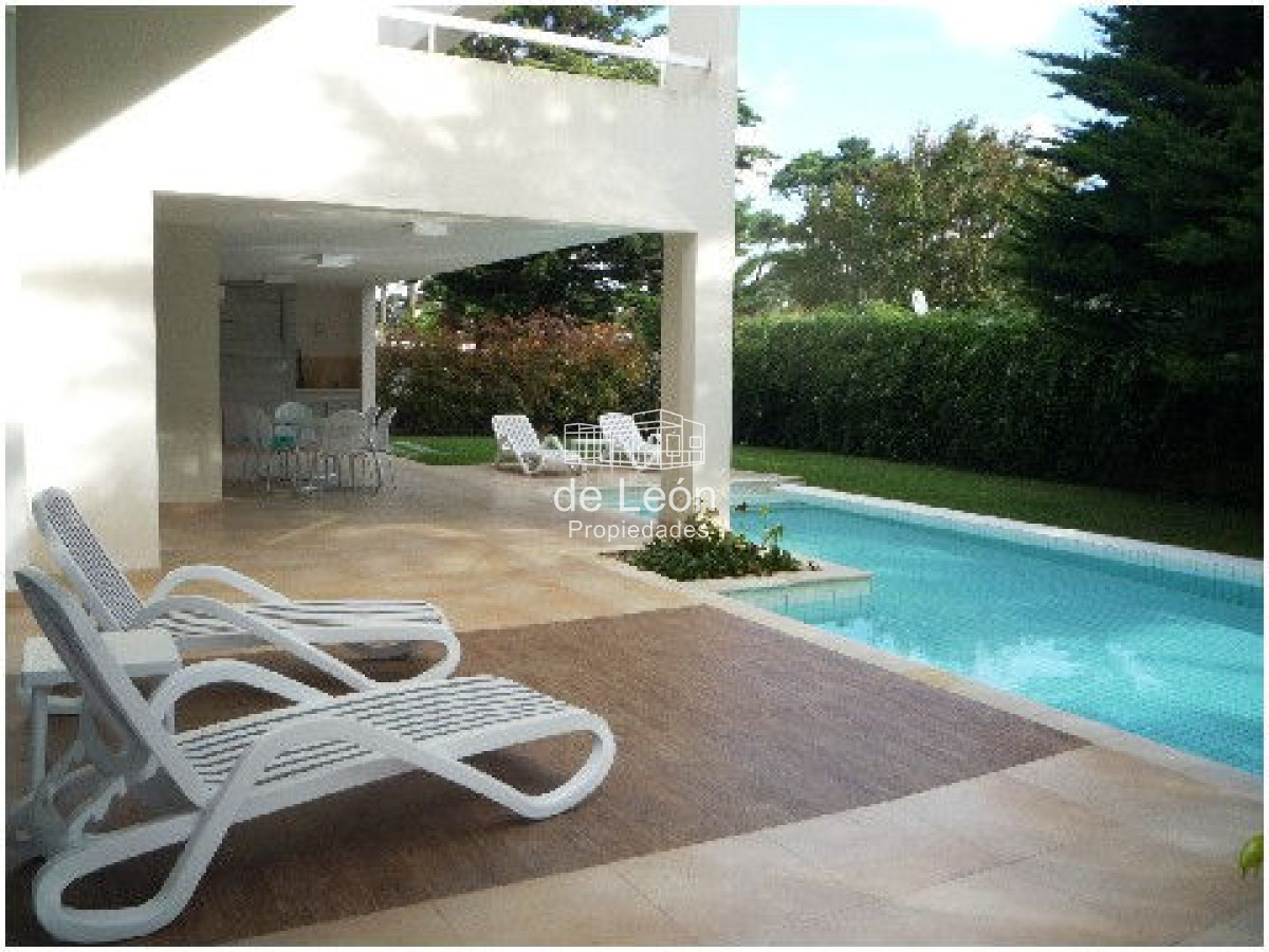 Casa ID.15048 - Venta casa ubicada en Barrio  Privado  Playa Mansa, 4 dormitorios 
