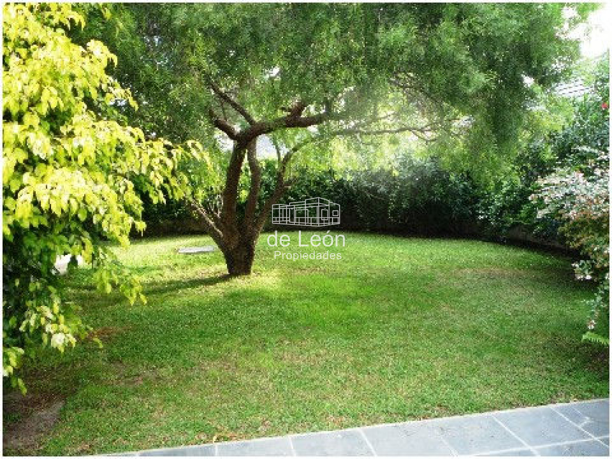 Casa ID.15048 - Venta casa ubicada en Barrio  Privado  Playa Mansa, 4 dormitorios 