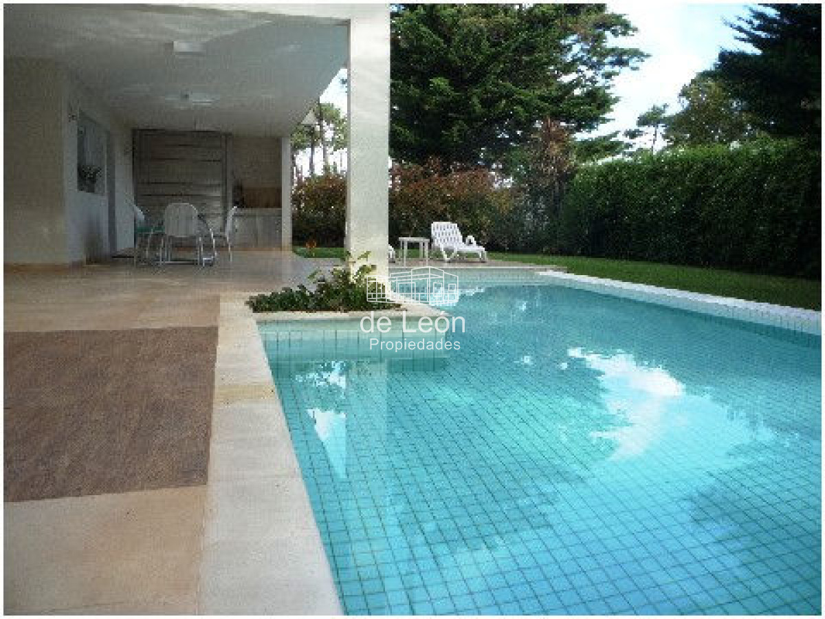 Casa ID.15048 - Venta casa ubicada en Barrio  Privado  Playa Mansa, 4 dormitorios 