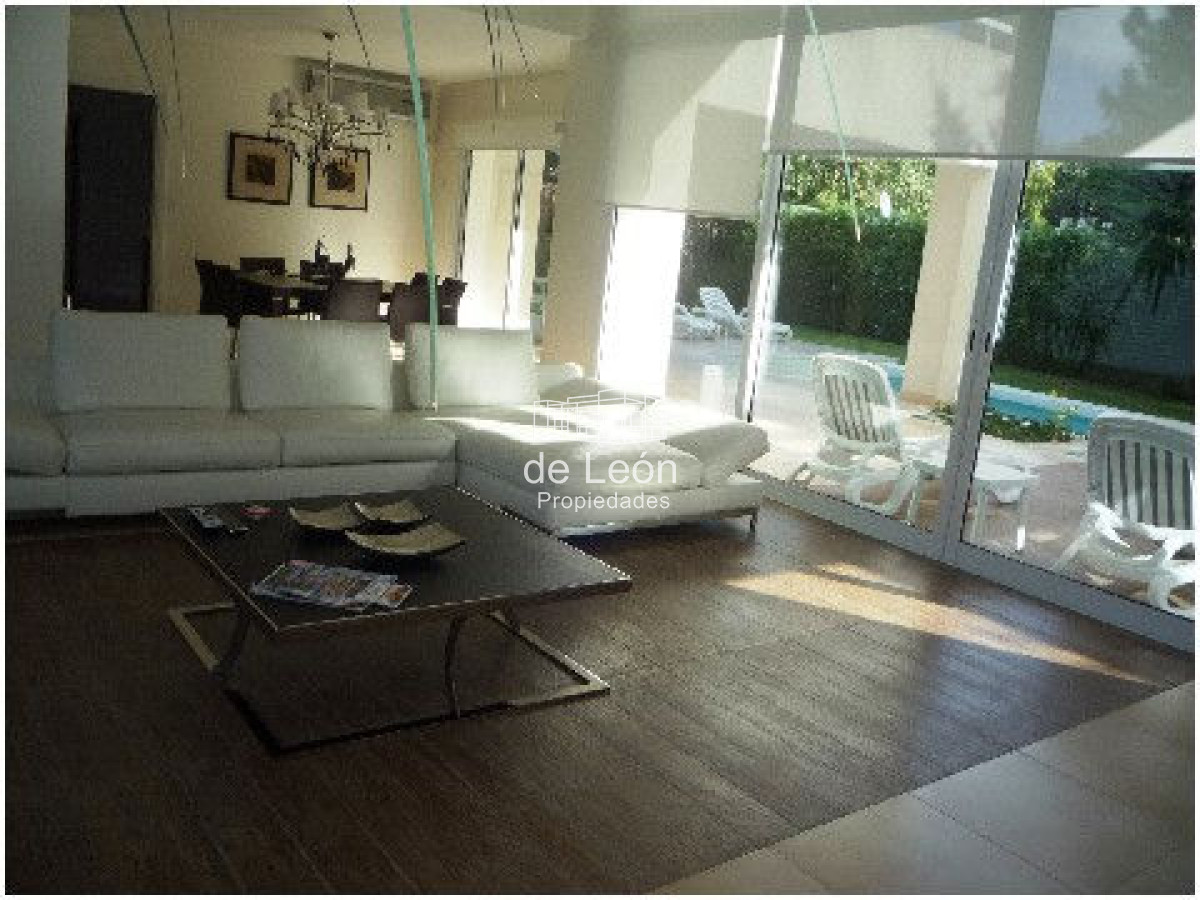 Casa ID.15048 - Venta casa ubicada en Barrio  Privado  Playa Mansa, 4 dormitorios 
