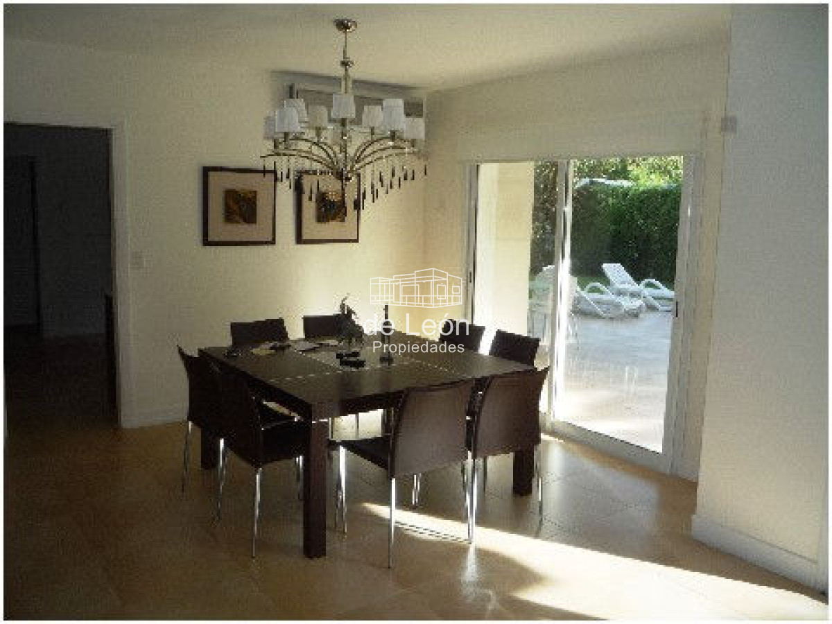 Casa ID.15048 - Venta casa ubicada en Barrio  Privado  Playa Mansa, 4 dormitorios 