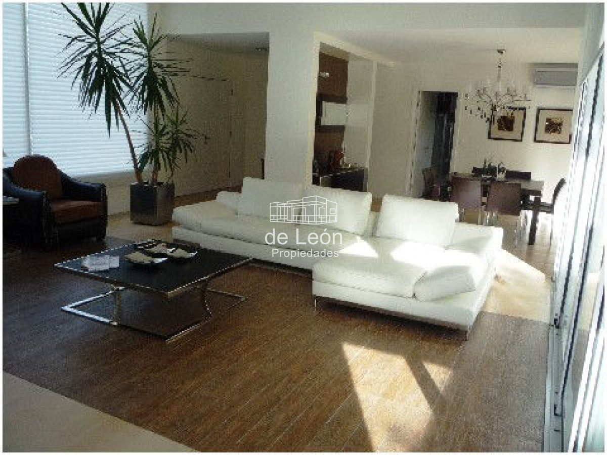 Casa ID.15048 - Venta casa ubicada en Barrio  Privado  Playa Mansa, 4 dormitorios 