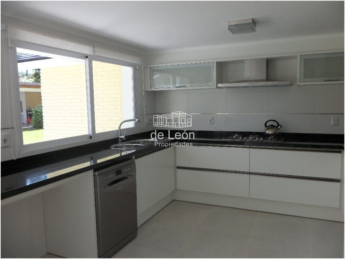 Casa ID.15004 - Casa a la venta de 4 dormitorios en Playa Mansa