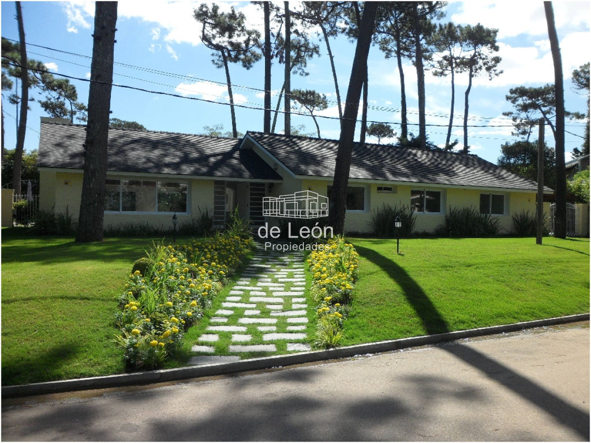 Casa ID.15004 - Casa a la venta de 4 dormitorios en Playa Mansa