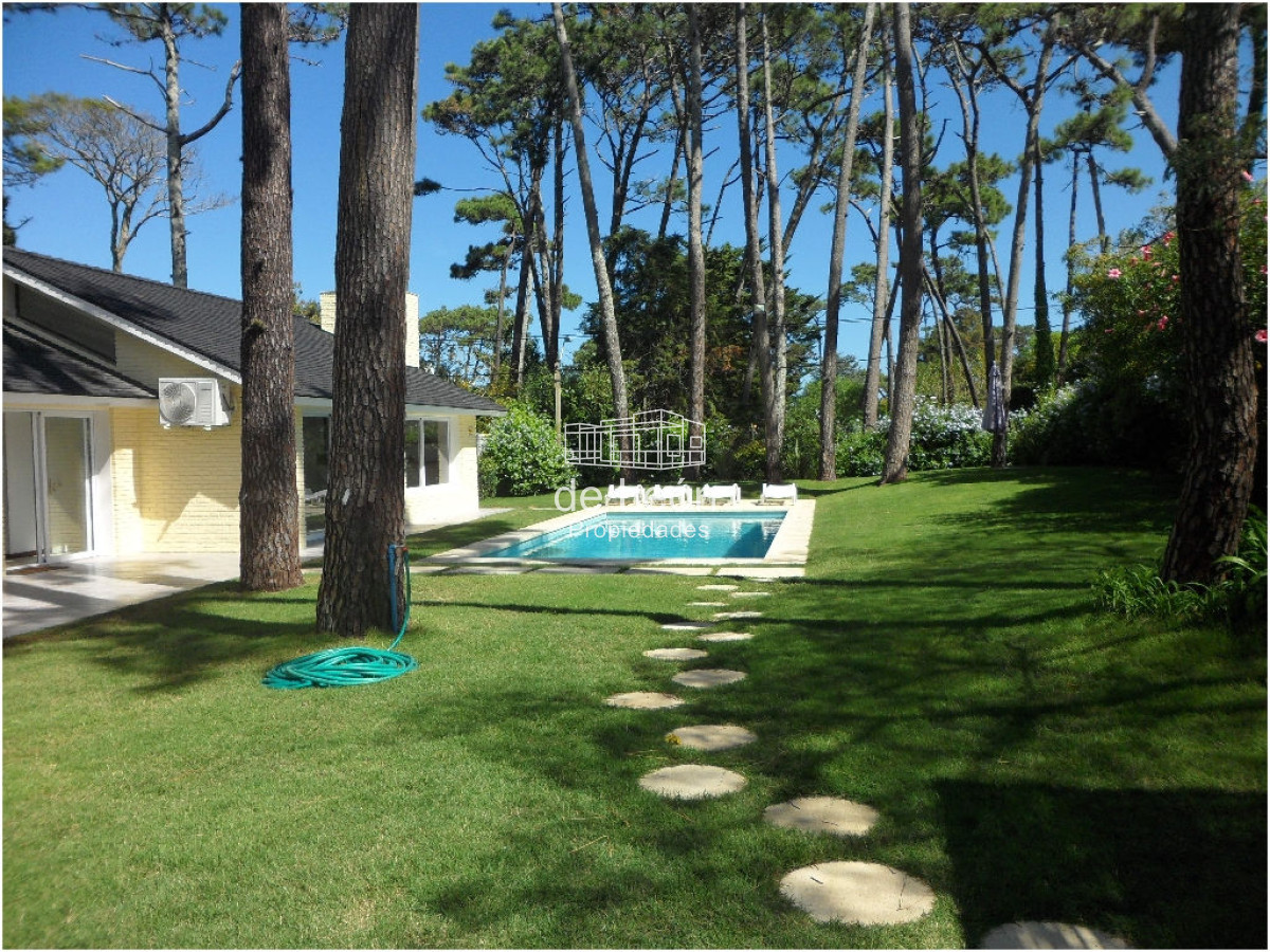 Casa ID.15004 - Casa a la venta de 4 dormitorios en Playa Mansa