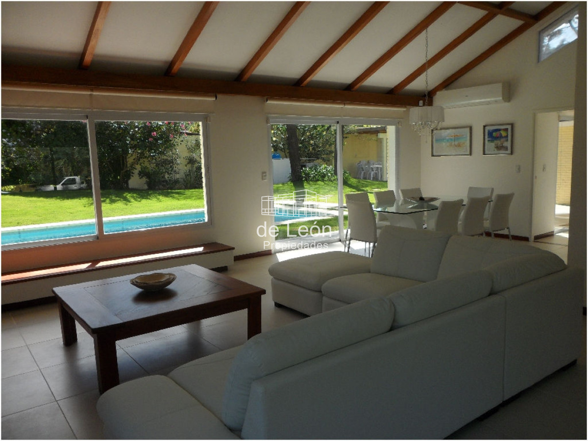 Casa ID.15004 - Casa a la venta de 4 dormitorios en Playa Mansa