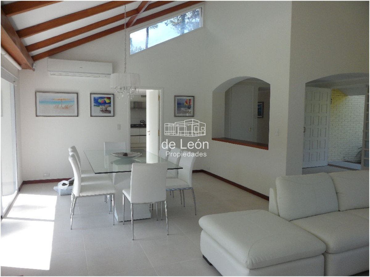 Casa ID.15004 - Casa a la venta de 4 dormitorios en Playa Mansa