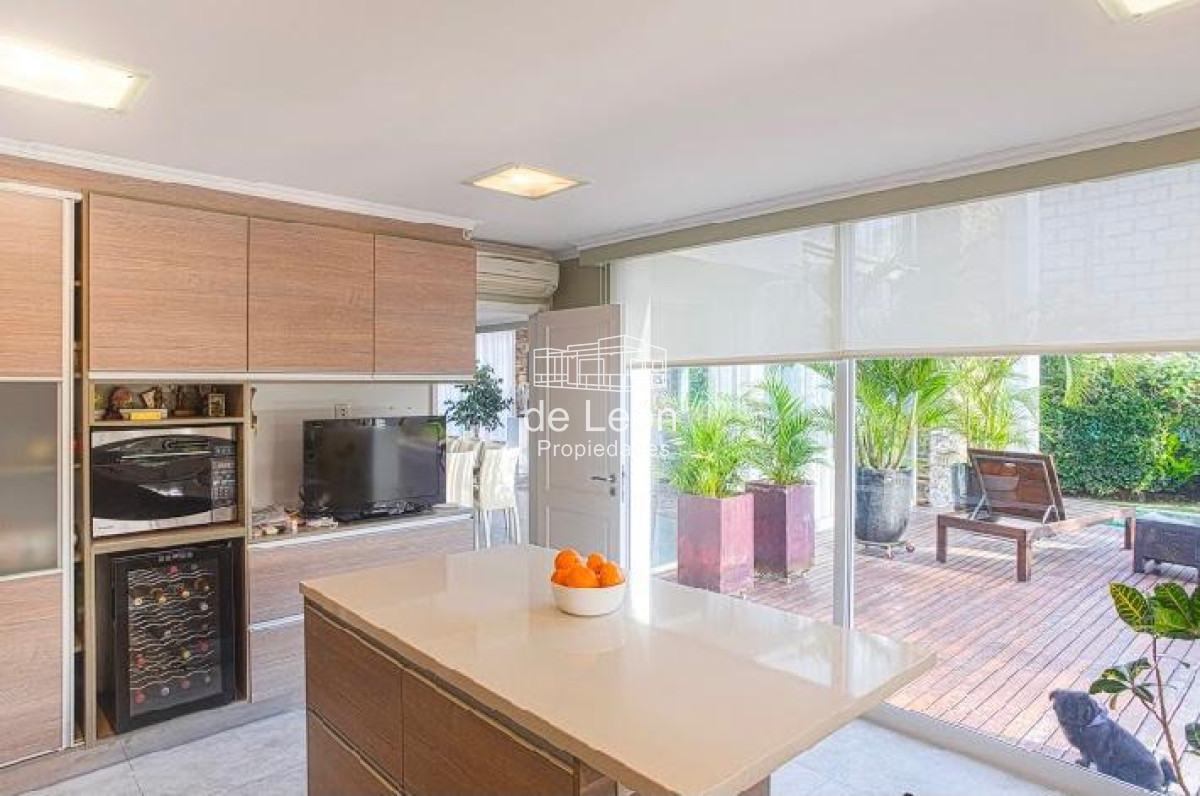 Casa ID.15047 - Venta casa 3 dormitorios en Playa Mansa , Barrio Privado Boulevard Park 