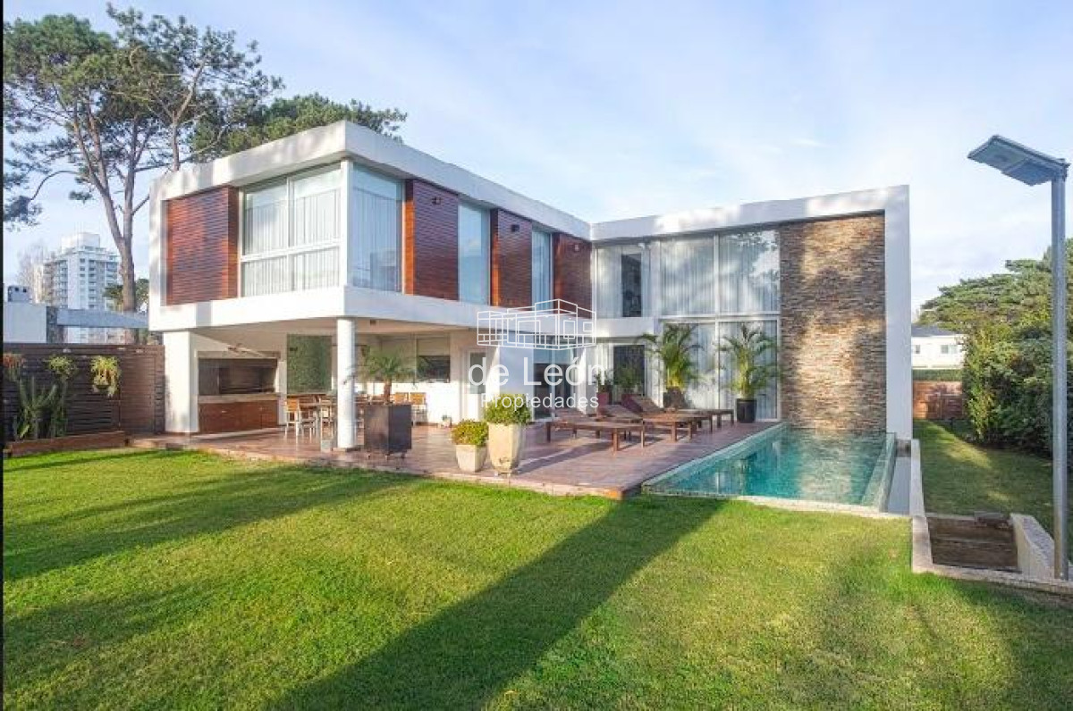 Casa ID.15047 - Venta casa 3 dormitorios en Playa Mansa , Barrio Privado Boulevard Park 