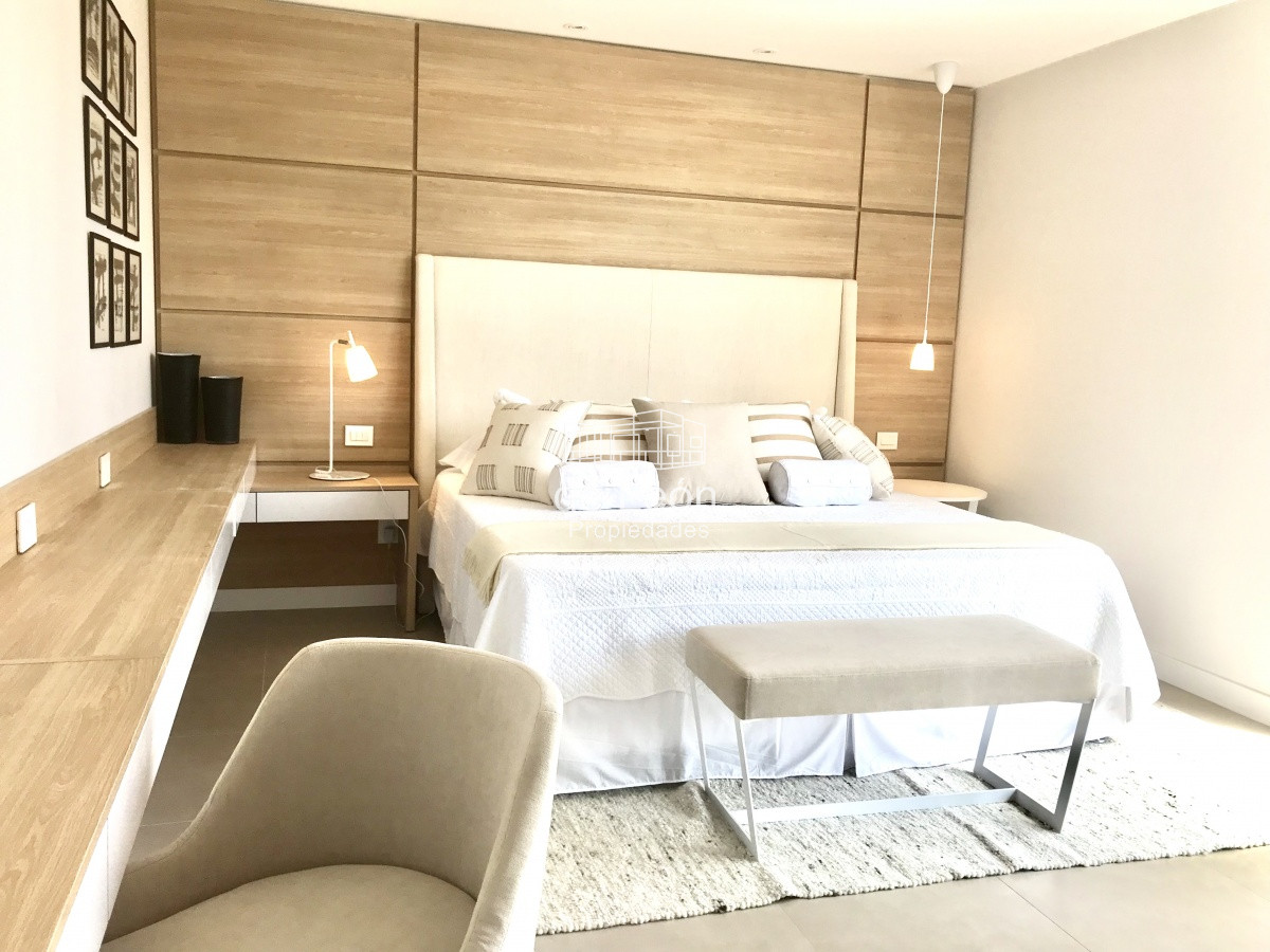 Casa ID.15046 - Venta Boulevard Park, Playa Mansa,  4 suite, mas servicio .
