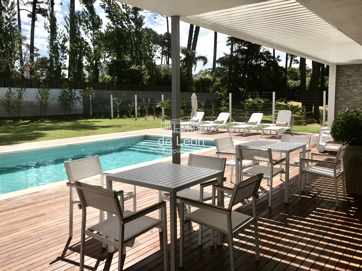 Casa ID.15046 - Venta Boulevard Park, Playa Mansa,  4 suite, mas servicio .