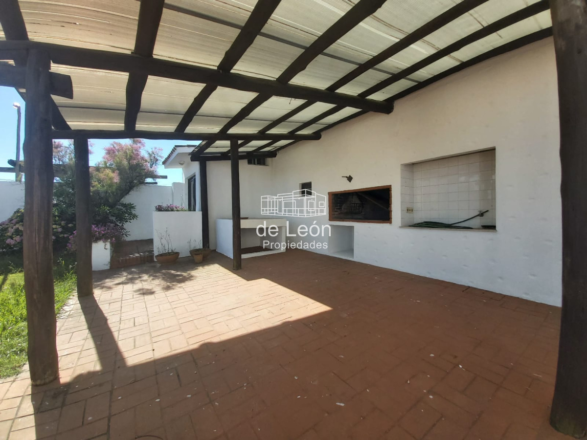 Casa ID.14850 - Venta  casa en Manantiales, 3 dormitorios mas  servicio