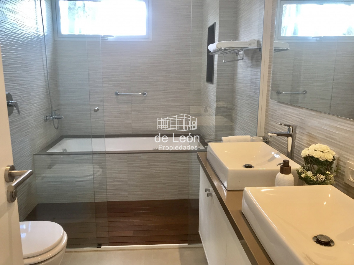 Casa ID.15046 - Venta Boulevard Park, Playa Mansa,  4 suite, mas servicio .