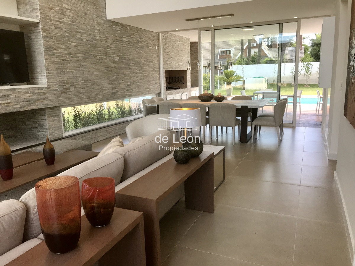 Casa ID.15046 - Venta Boulevard Park, Playa Mansa,  4 suite, mas servicio .