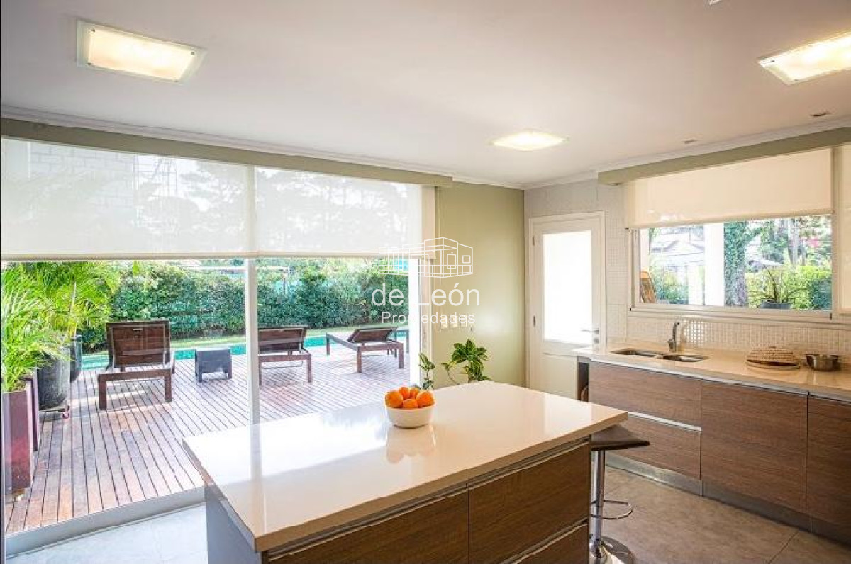 Casa ID.15047 - Venta casa 3 dormitorios en Playa Mansa , Barrio Privado Boulevard Park 