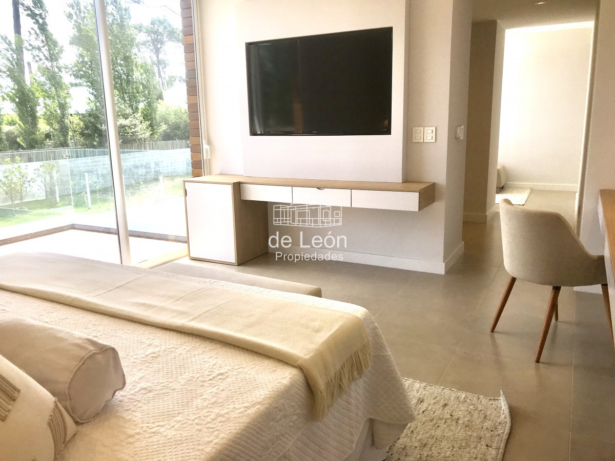 Casa ID.15046 - Venta Boulevard Park, Playa Mansa,  4 suite, mas servicio .