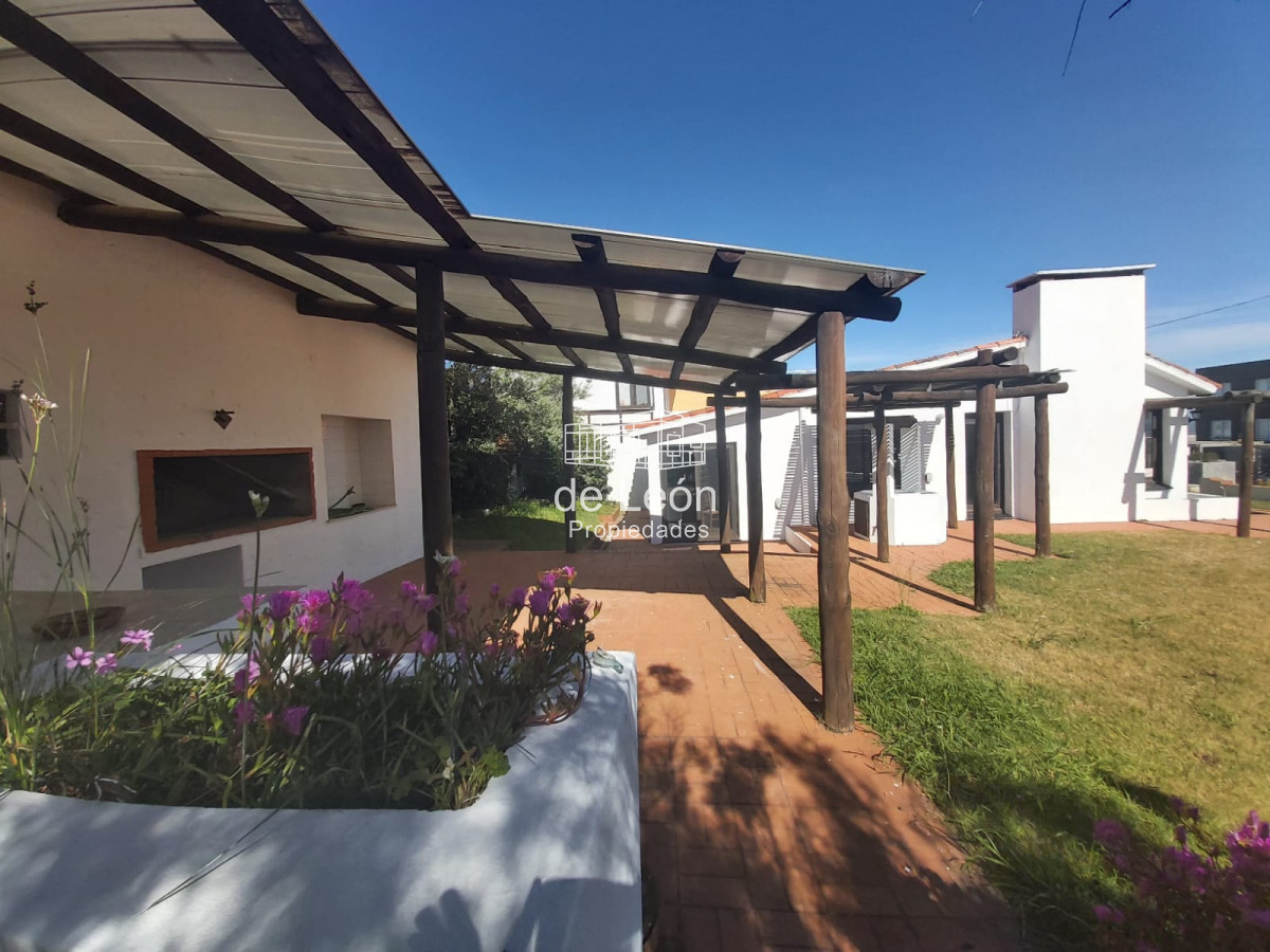Casa ID.14850 - Venta  casa en Manantiales, 3 dormitorios mas  servicio