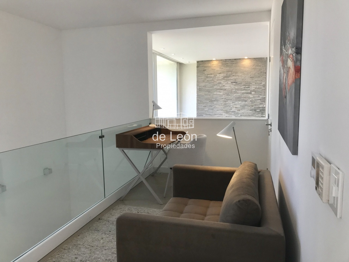 Casa ID.15046 - Venta Boulevard Park, Playa Mansa,  4 suite, mas servicio .