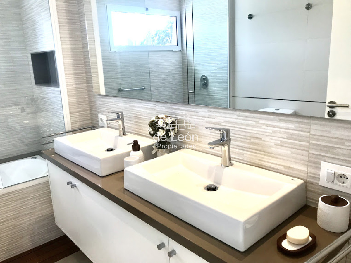 Casa ID.15046 - Venta Boulevard Park, Playa Mansa,  4 suite, mas servicio .