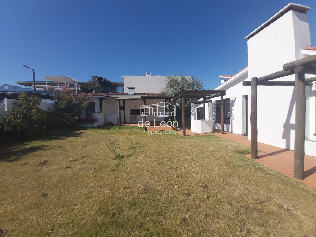Casa ID.14850 - Venta  casa en Manantiales, 3 dormitorios mas  servicio