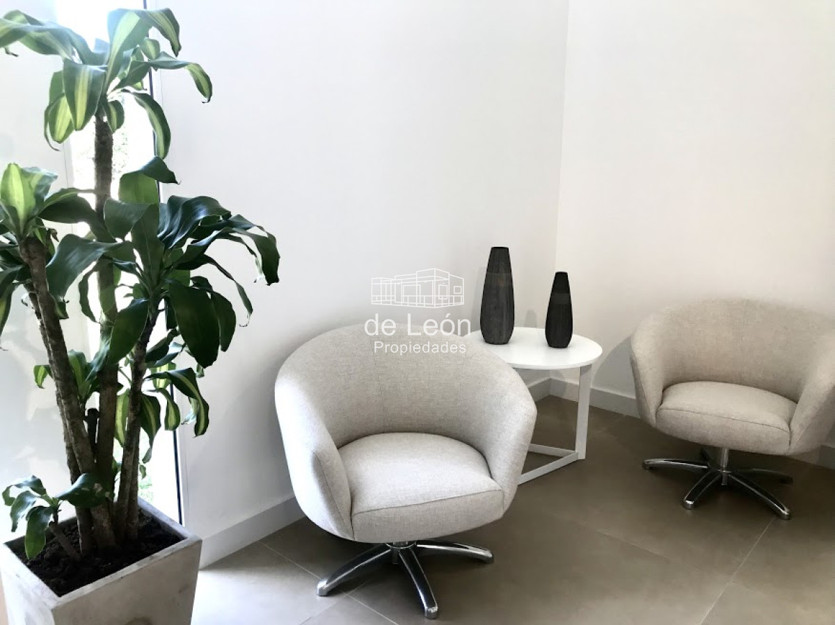 Casa ID.15046 - Venta Boulevard Park, Playa Mansa,  4 suite, mas servicio .