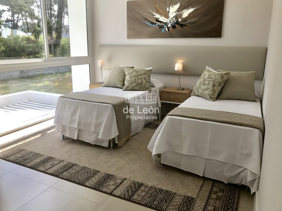 Casa ID.15046 - Venta Boulevard Park, Playa Mansa,  4 suite, mas servicio .