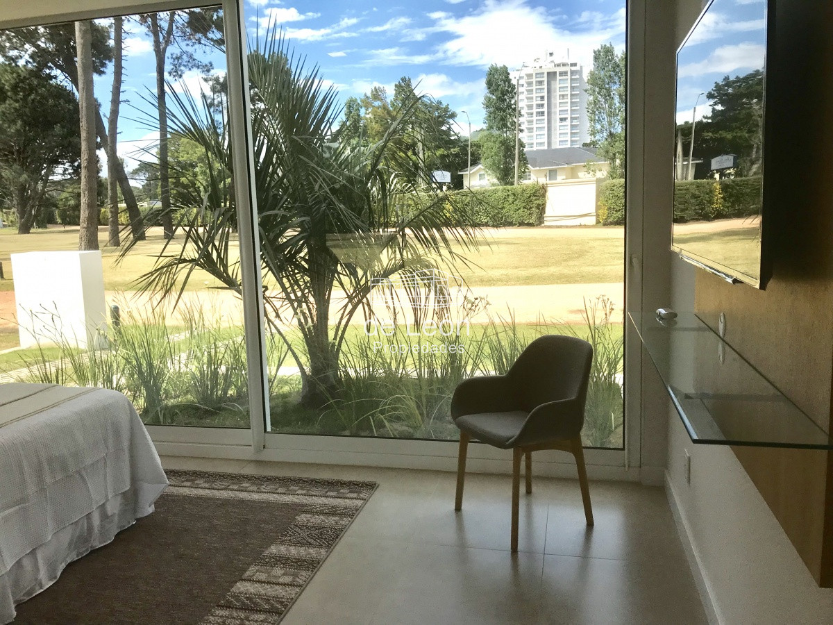 Casa ID.15046 - Venta Boulevard Park, Playa Mansa,  4 suite, mas servicio .