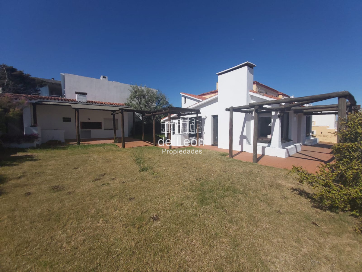 Casa ID.14850 - Venta  casa en Manantiales, 3 dormitorios mas  servicio