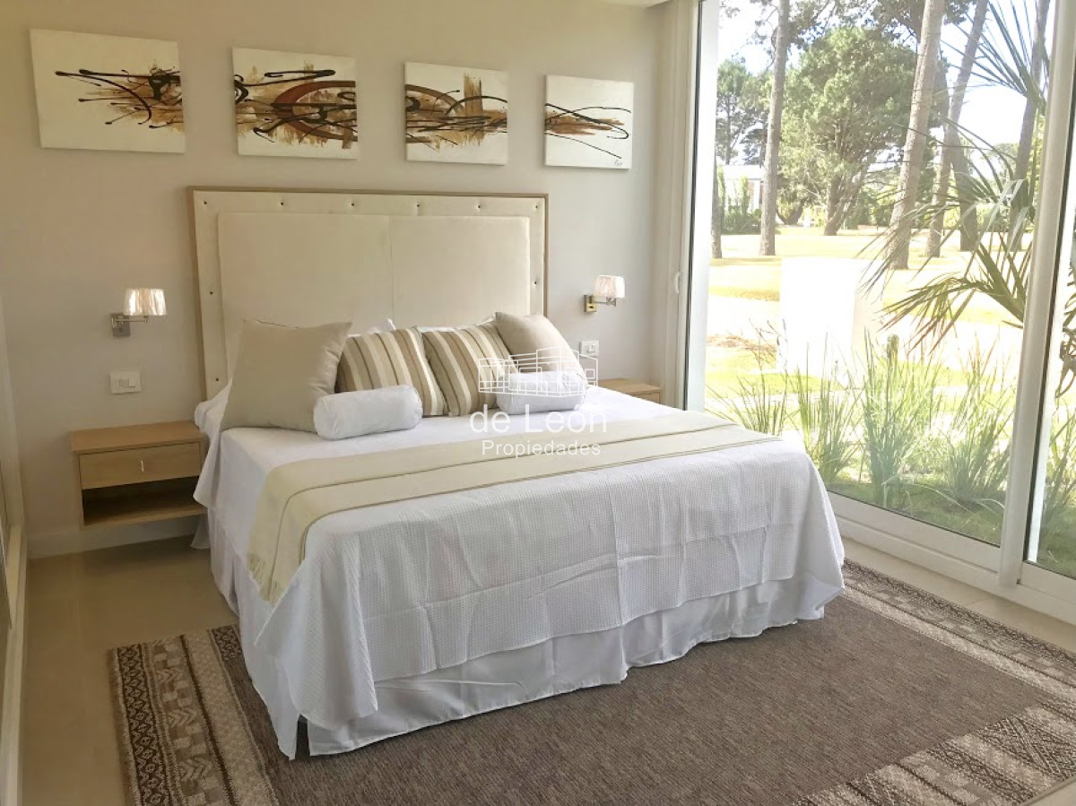 Casa ID.15046 - Venta Boulevard Park, Playa Mansa,  4 suite, mas servicio .