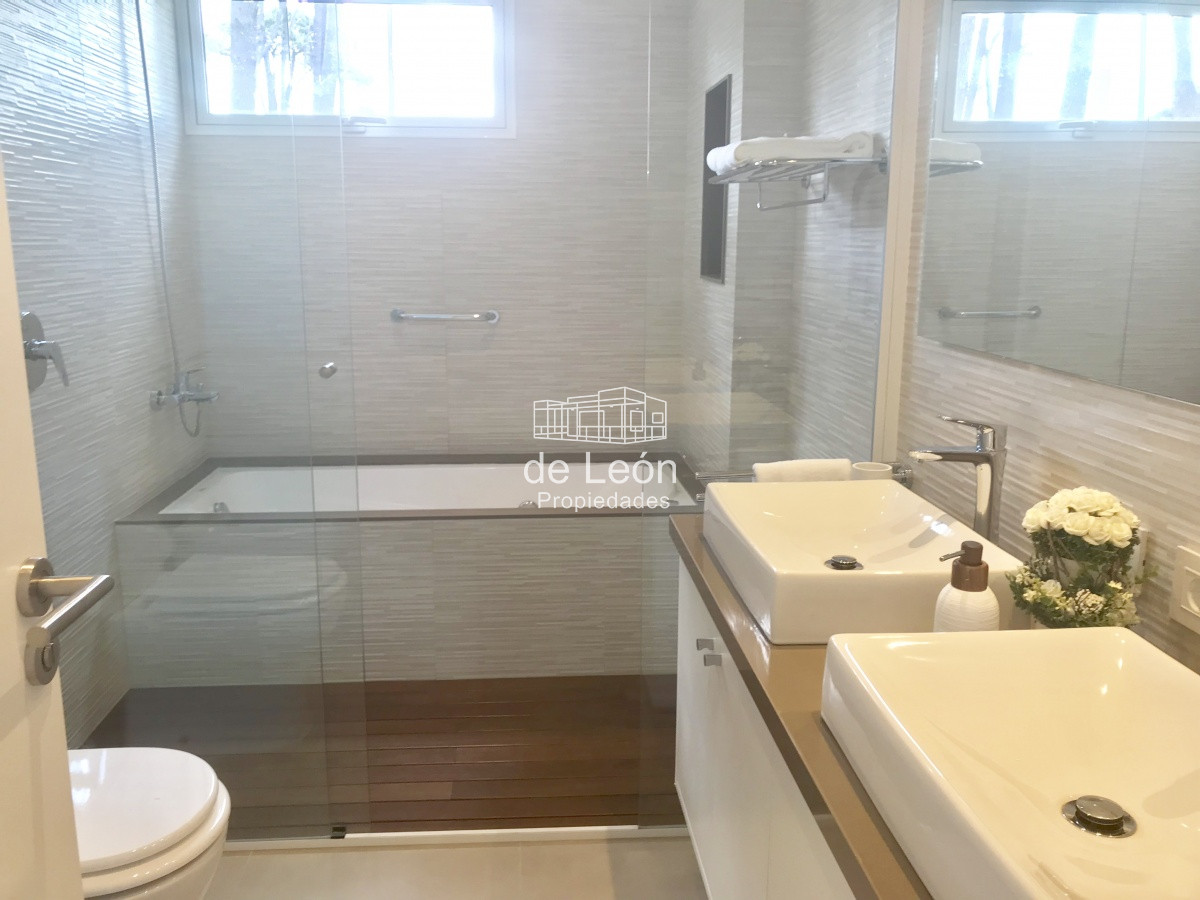 Casa ID.15046 - Venta Boulevard Park, Playa Mansa,  4 suite, mas servicio .
